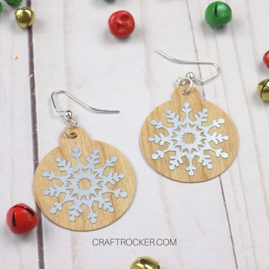 DIY Leaf Earrings Tutorial: Faux Laser Cut Wood - Consumer Crafts … |  Brincos de madeira, Acessórios artesanais, Brincos